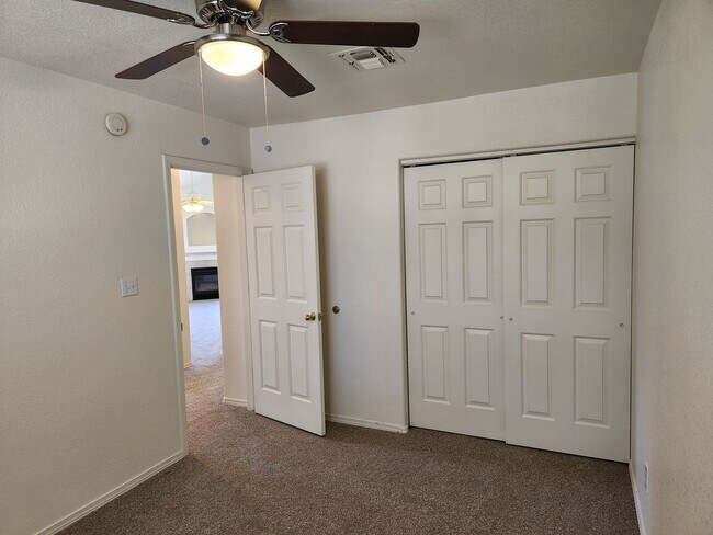 Building Photo - 2 bed / 1 bath in 4 Plex