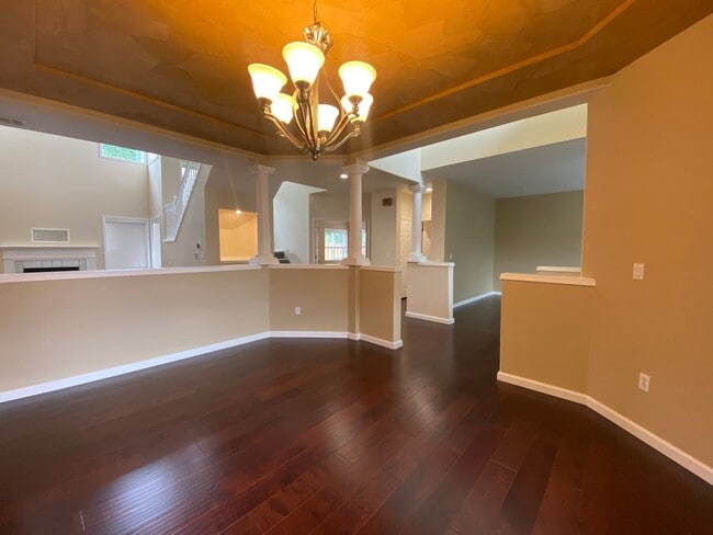 Building Photo - Beautiful 5 Bedroom Home!