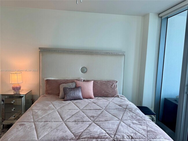 Building Photo - 200 Biscayne Blvd Way