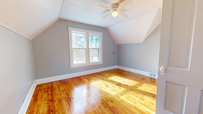 Building Photo - 3- Bedroom, 1- Bath Home with a 2 Car Gara...