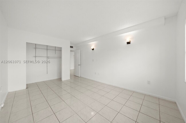 Building Photo - 400 Kings Point Dr