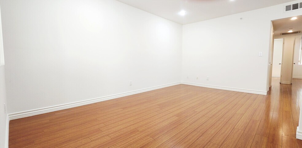 Building Photo - 557 W Stocker St