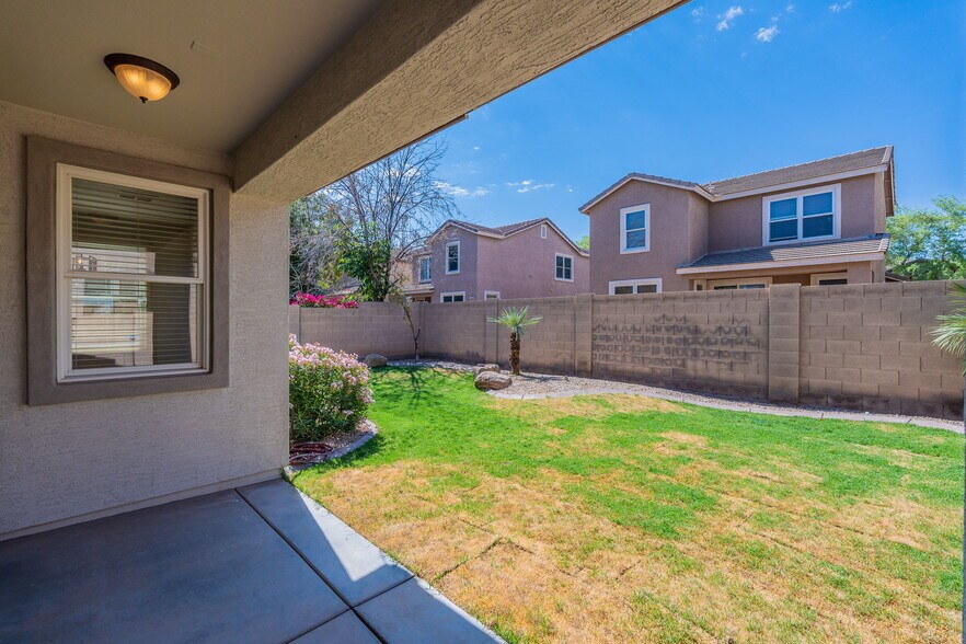 Building Photo - 2225 E Sunland Ave
