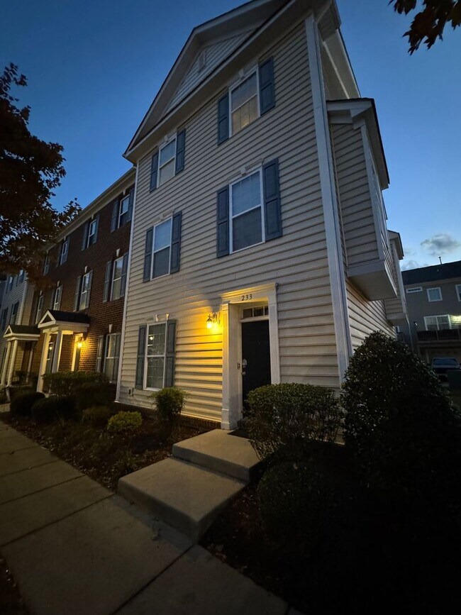 Building Photo - Modern Corner-End Townhome in the Heart of VB "ASK ABOUT OUR ZERO DEPOSIT"