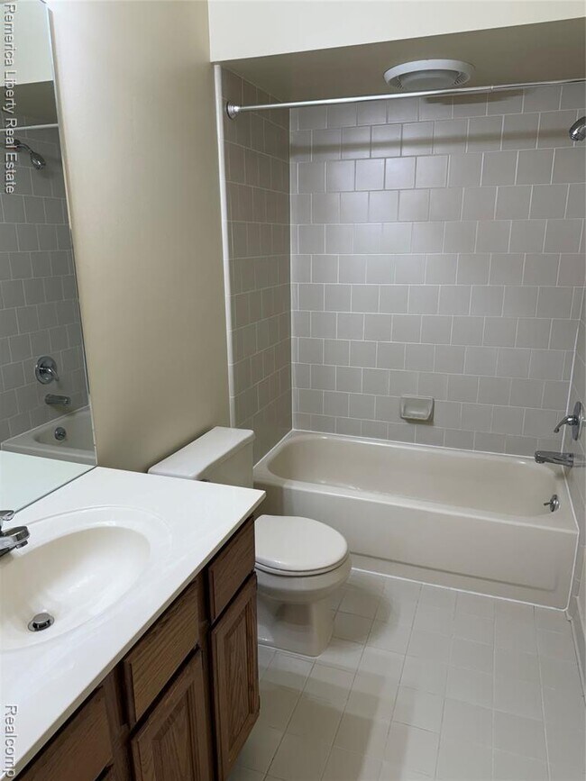 Building Photo - 39484 Village Run Dr