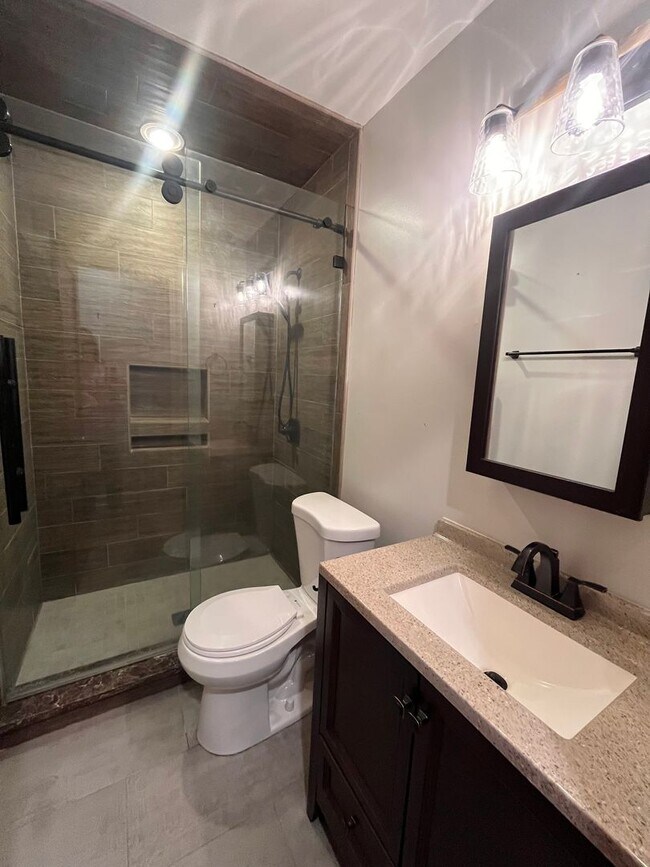 Building Photo - Beautiful lake front home in Lake Park