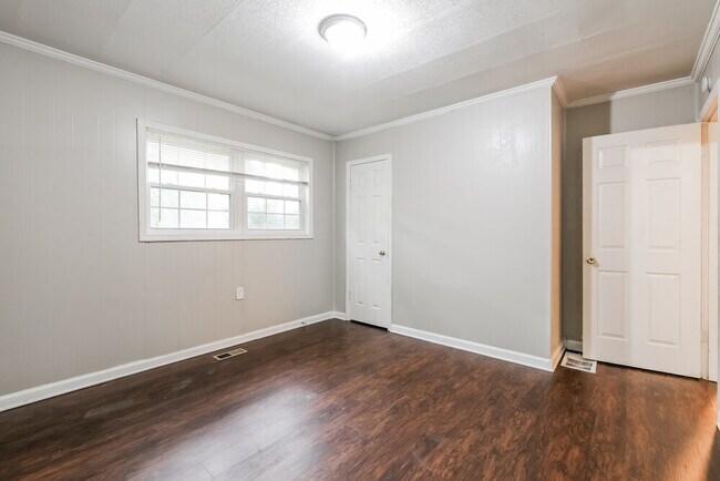 Building Photo - 1165 Wisteria Dr SW