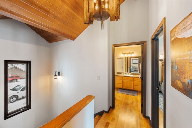 Building Photo - Beautiful Townhome on Golf Course!