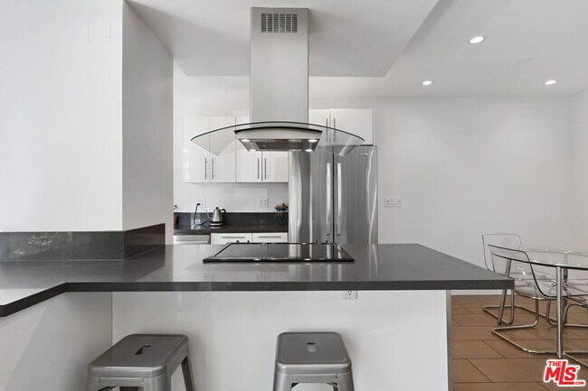 Building Photo - 7250 Franklin Ave