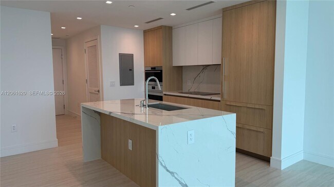 Building Photo - 2411 Laguna Cir