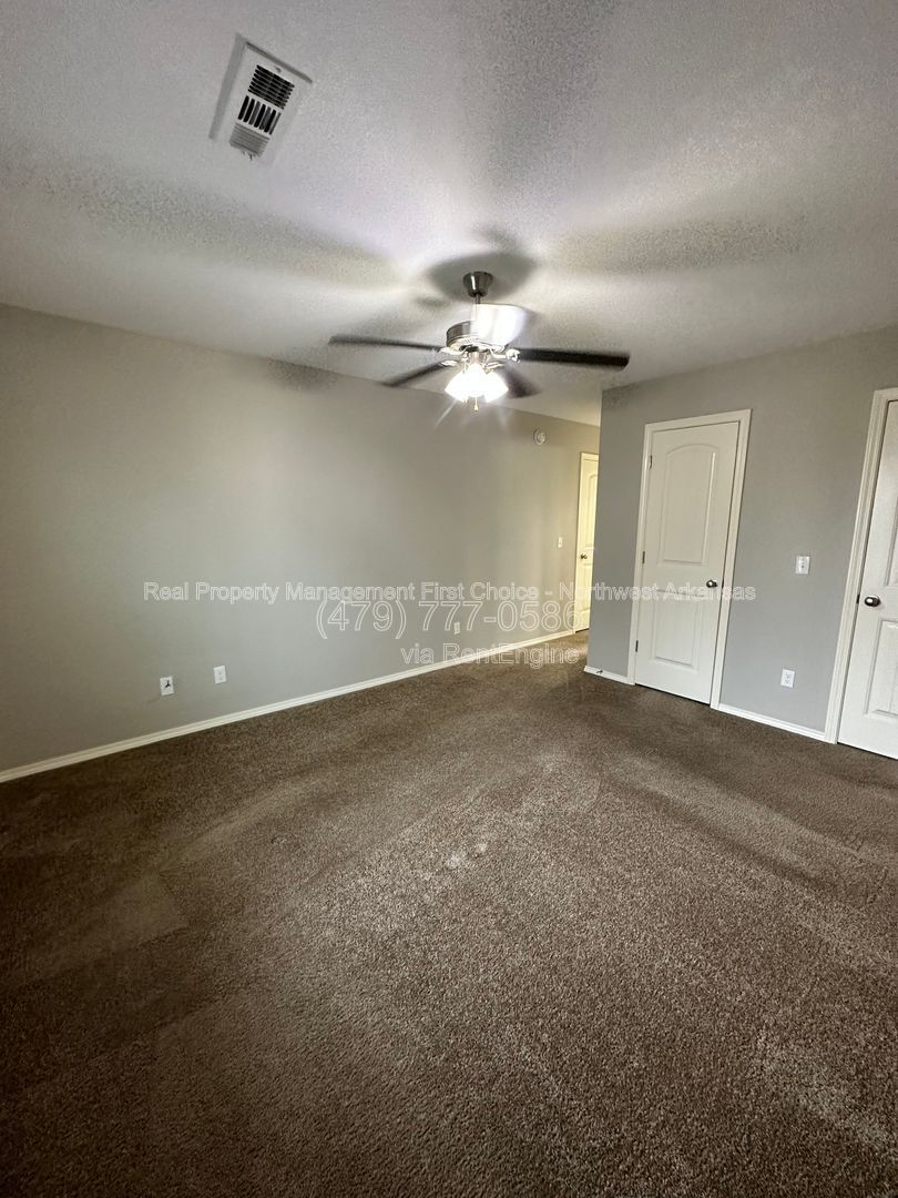 Building Photo - 2900 SW Amberwood Ave