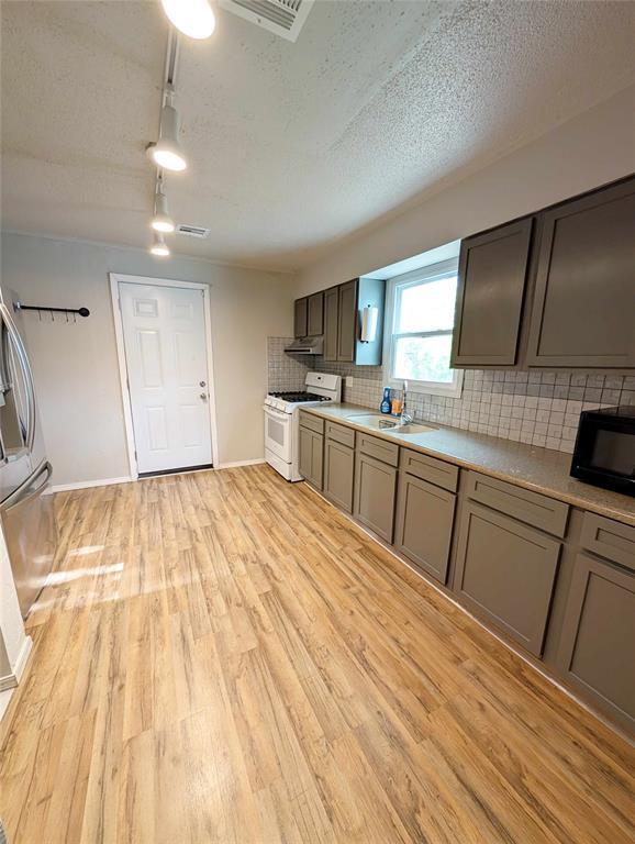 Building Photo - 217 E Douglas Dr