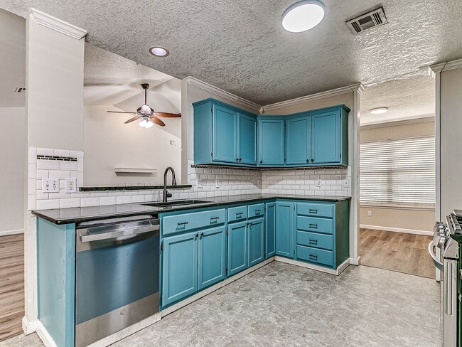 Building Photo - Updated Home + Edmond Schools