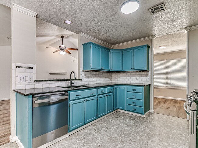 Building Photo - Updated Home + Edmond Schools + The Valley