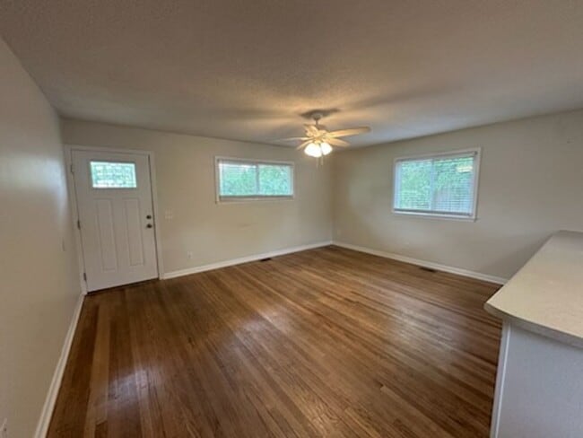 Building Photo - Desirable 3 Bedroom Home