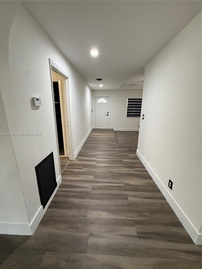 Building Photo - 1711 SW 100th Ave