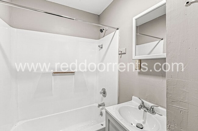 Building Photo - Affordable Comfort & Style Near Downtown I...