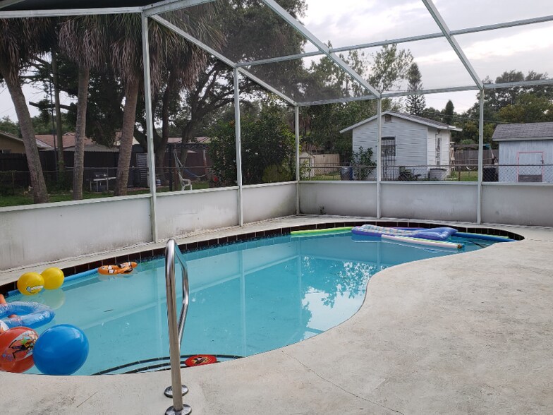 Building Photo - 820 Pineland Ave