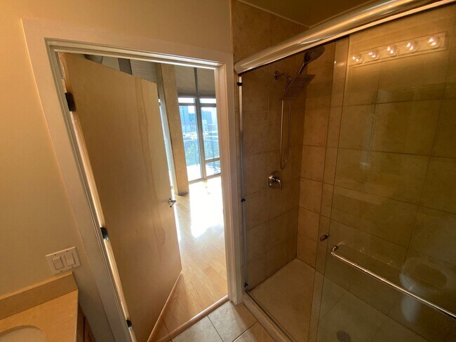 Building Photo - Beautiful Uptown Condo for Rent: 2 bed, 2 ...