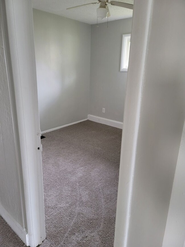 Building Photo - 4 Bedroom 1 Bathroom Single Family Home. C...