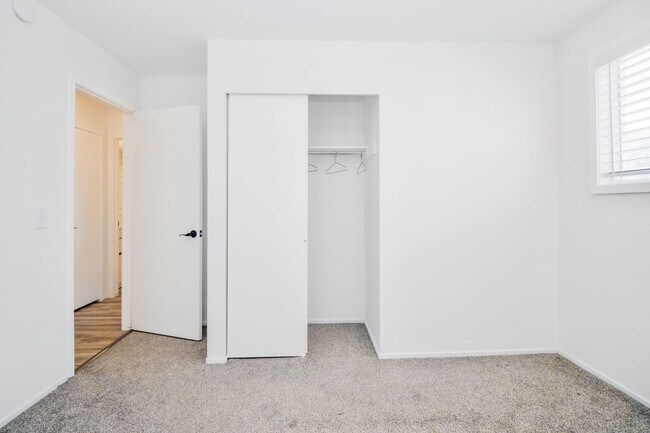 Building Photo - 2 Bedroom/1 Bathroom unit in Salt Lake City