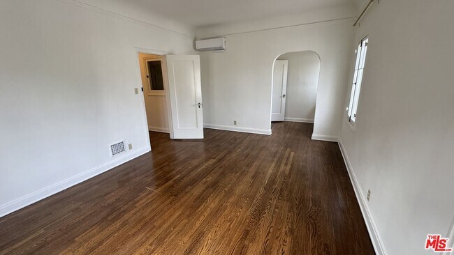 Building Photo - 326 1/2 N Sycamore Ave