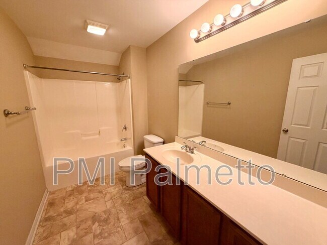 Building Photo - 1064 Kingston Village Loop