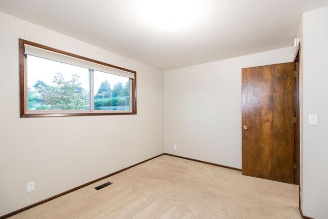 Building Photo - Immaculately maintained 3-bdr/1.5-bath ran...