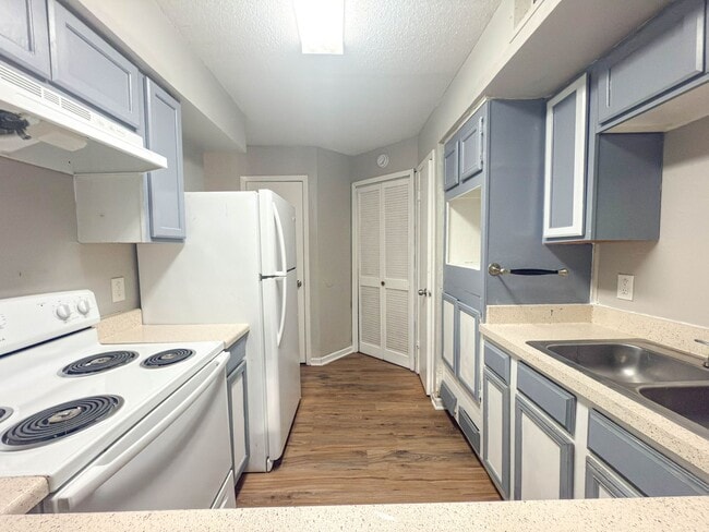 Building Photo - Two story townhouse style unit! Bedroom on second floor