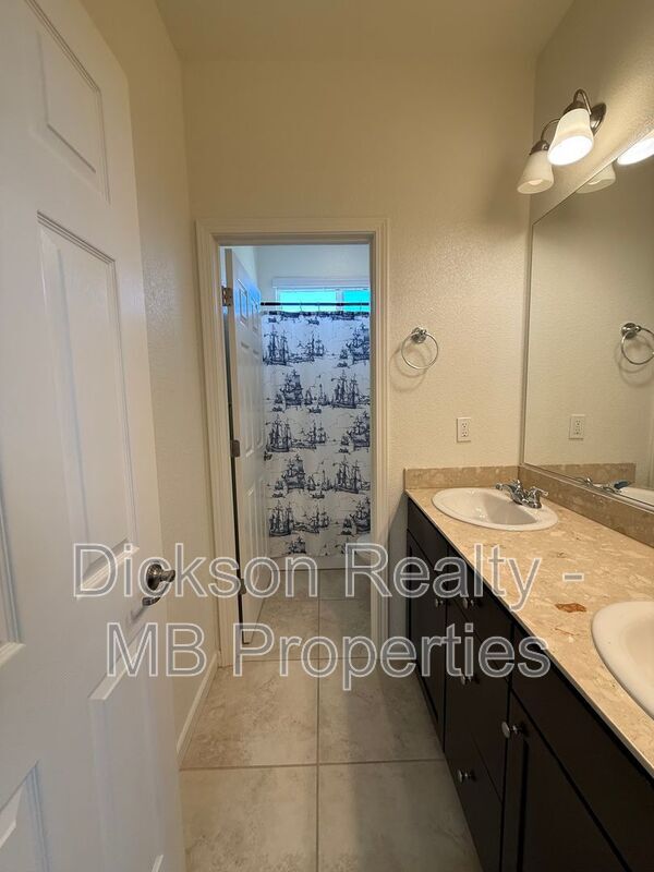 Building Photo - 10760 Ridgebrook Dr