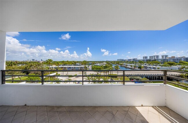 Building Photo - 2500 Parkview Dr