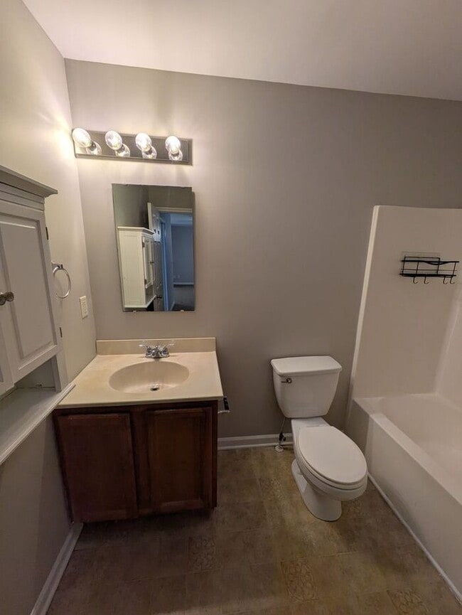 Building Photo - 2BD/1BA Duplex in Newton