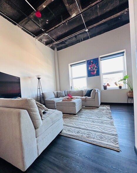 Building Photo - 150 N Ashland Ave