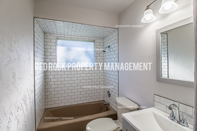 Building Photo - 416 N Bannen Rd