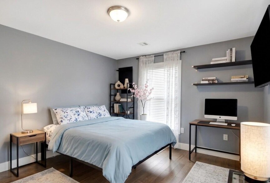 Building Photo - 10 Oak St