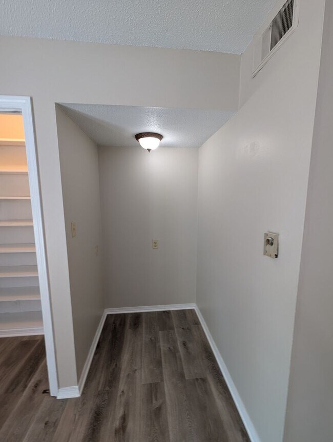 Building Photo - 2 Bedroom/1.5 Bathroom Townhouse in South ...