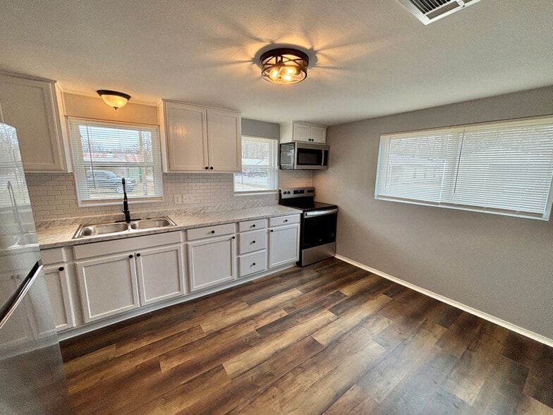 Building Photo - 6221 Jacksonville Cutoff Rd