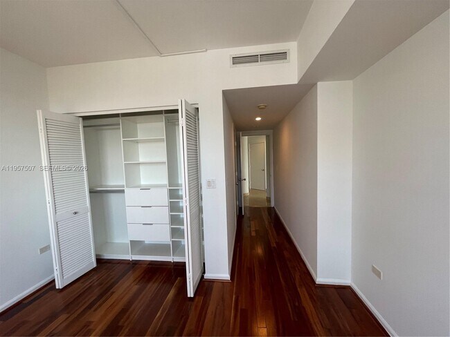 Building Photo - 801 Brickell Key Blvd