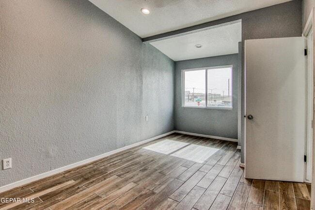Building Photo - 6001 Morning Glory Cir