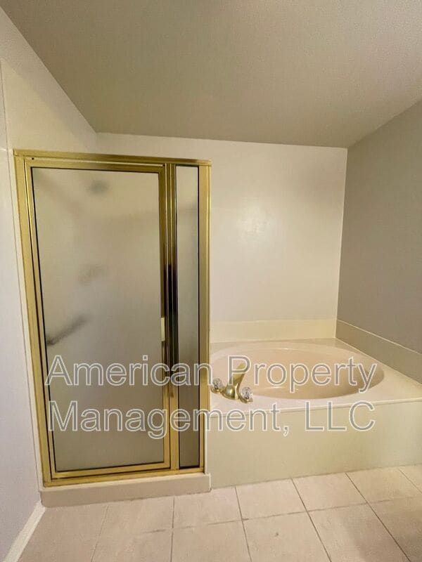 Building Photo - 5512 Columbia Ct