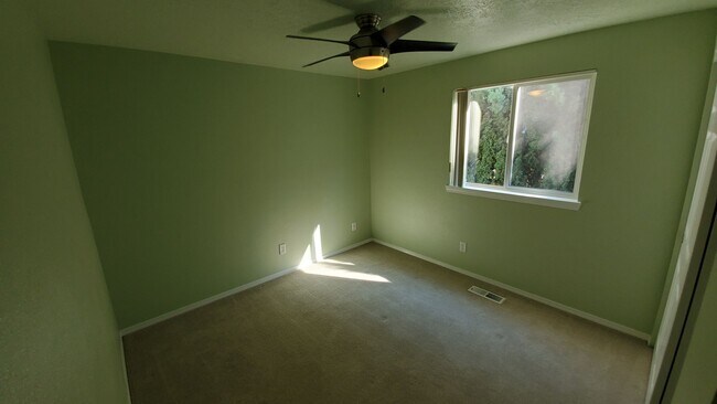 Building Photo - North Albany 3 Bedroom - Available in October