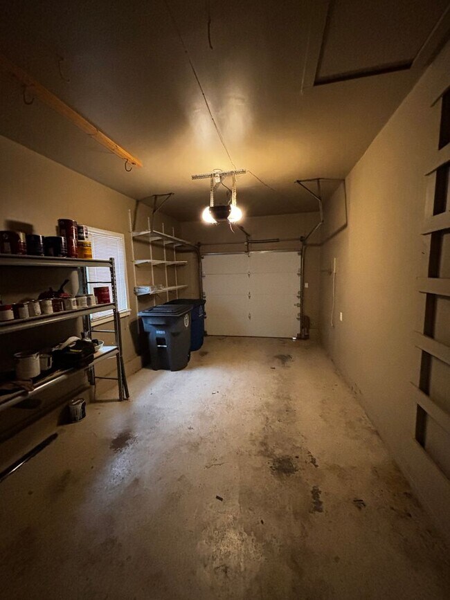 Building Photo - Brookside Charmer on secluded dead end street, just a 2 minute distance to restaurants, shopping ...