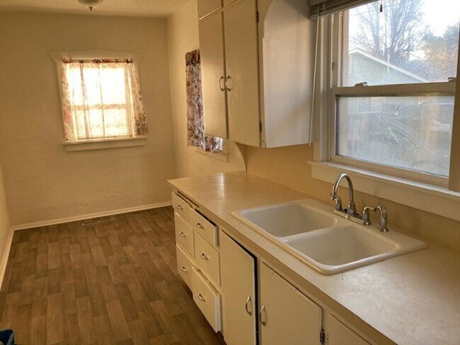 Building Photo - Great location, 2 bedroom, 1 bath home for rent