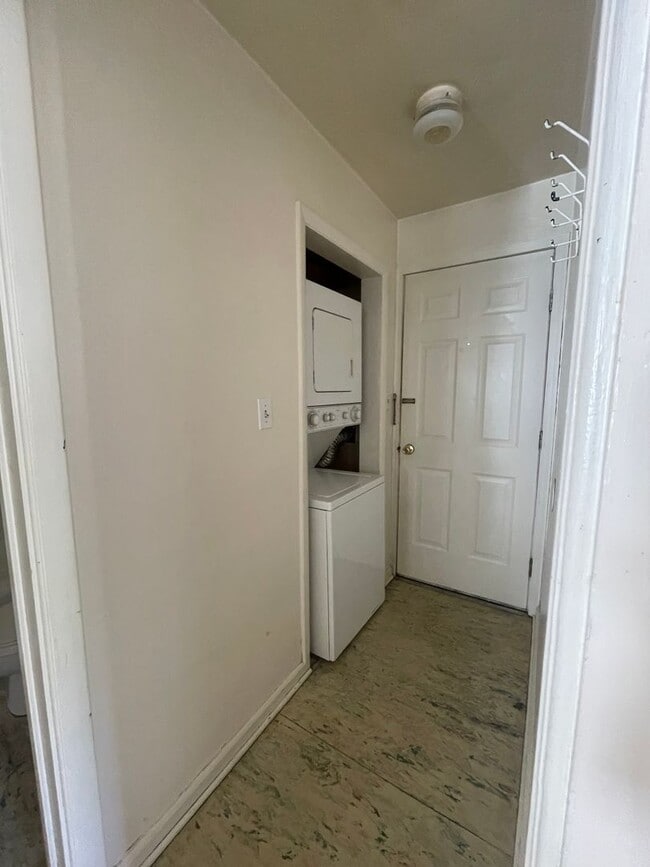 Building Photo - 614 St Johns Ave