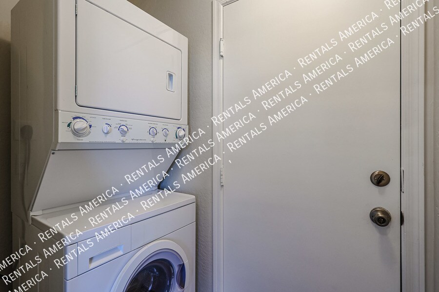 Building Photo - 9233 E Neville Ave