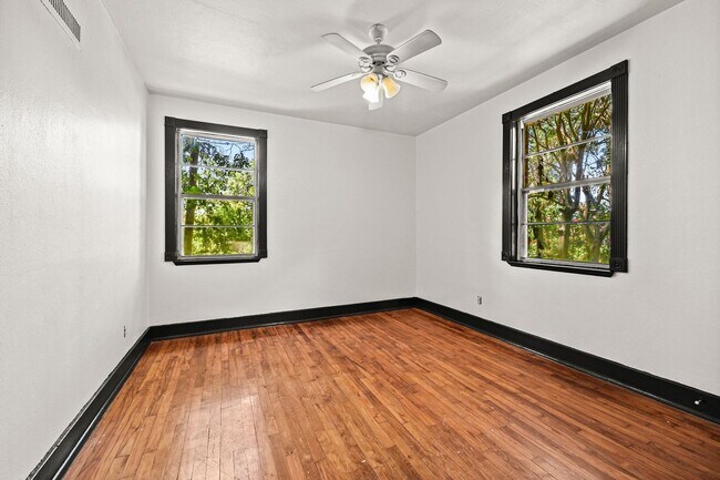 Building Photo - Great location in the Heart of Mid City!