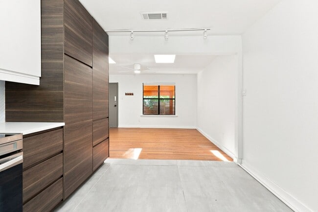 Building Photo - 3507 Vineland Dr