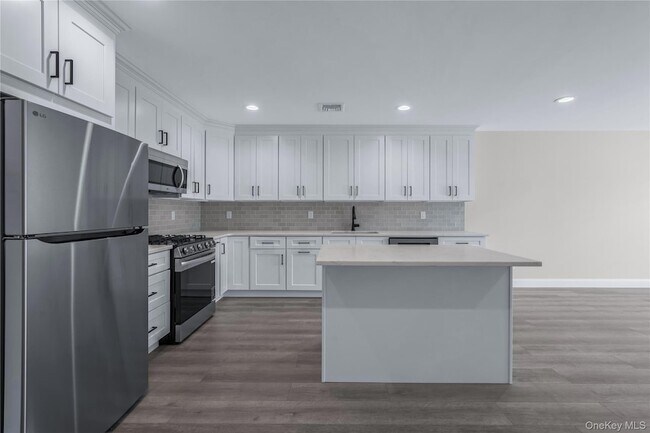 Building Photo - 110 School St