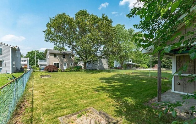 Large Backyard - 6 Franklin Rd