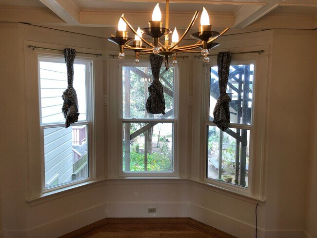Building Photo - Classic spacious San Francisco Flat in popular Inner Sunset District w/garage parking! OPEN HOUSE...